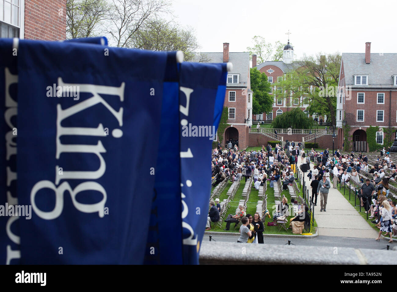 Striscioni con i nomi delle case attendono processione per la laurea al Smith College a Northampton, Massachusetts. Foto Stock