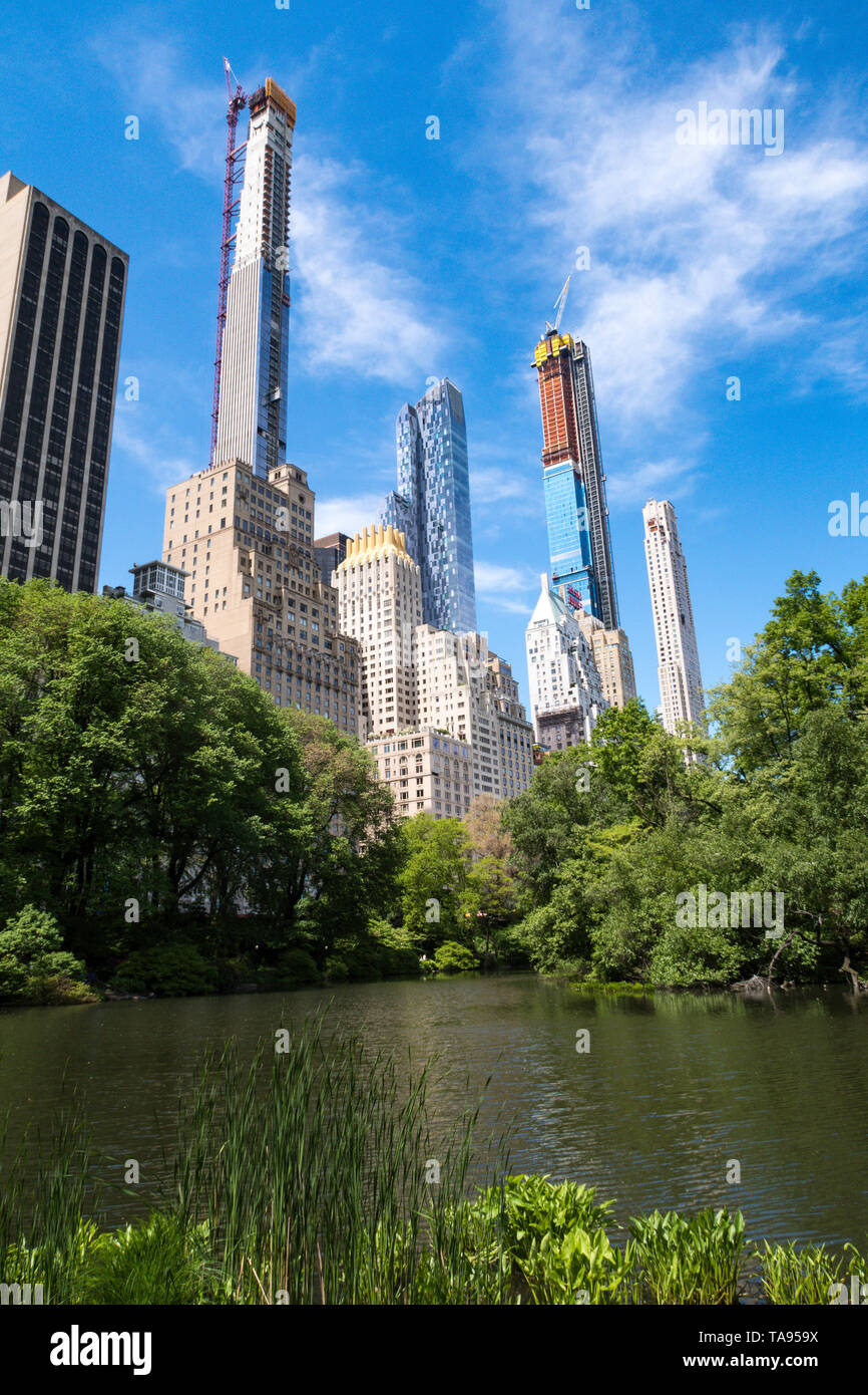 Central Park South Skyline come visto da Central Park, guardando verso sud, NYC, STATI UNITI D'AMERICA Foto Stock