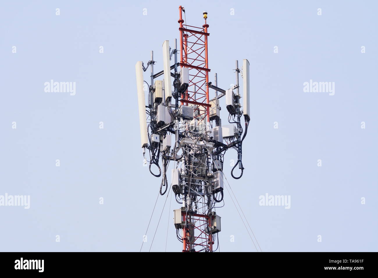 4G e 5G sito di cella. La stazione di base o stazione di ricetrasmissione di base. Comunicazione wireless trasmettitore antenna. Torre di telecomunicazione con antenne Foto Stock