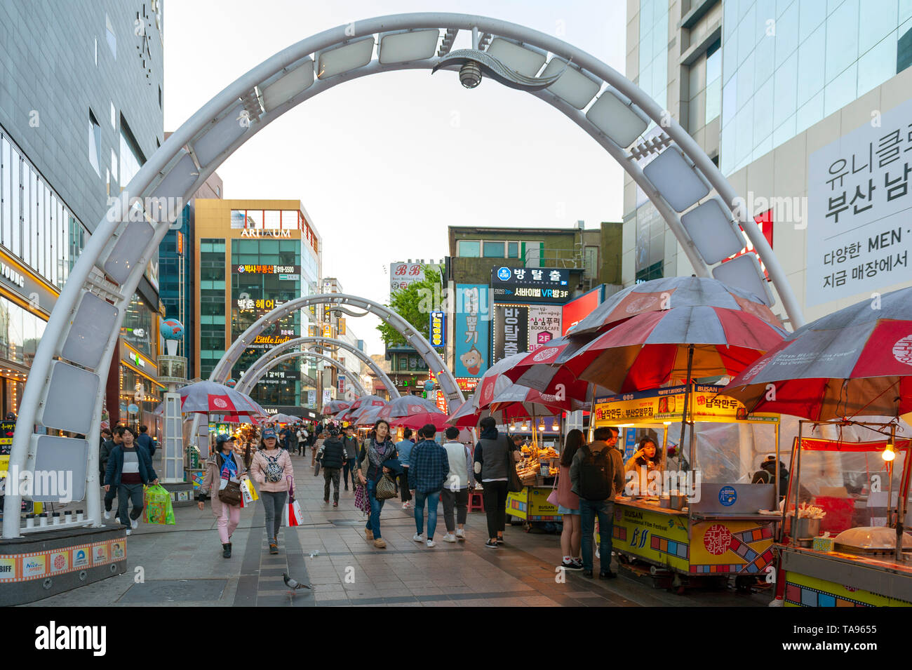 Busan International Film Festival (BIFF) quadrata con cibo di strada con bancarelle e negozi lungo la strada in Nampodong, città di Busan, Corea del Sud Foto Stock