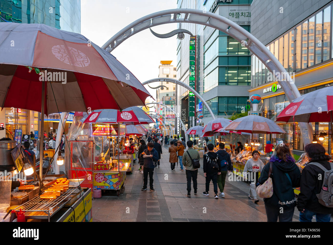 Busan International Film Festival (BIFF) quadrata con cibo di strada con bancarelle e negozi lungo la strada in Nampodong, città di Busan, Corea del Sud Foto Stock