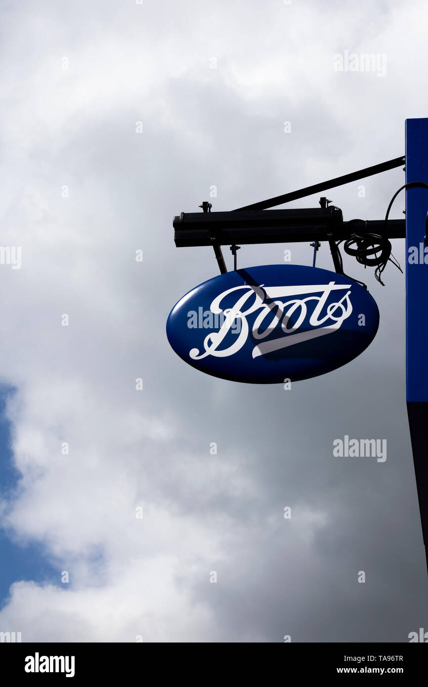 Avvia il farmacista segno su shop locali, salute e bellezza dettagliante e farmacia catena nel Regno Unito Foto Stock