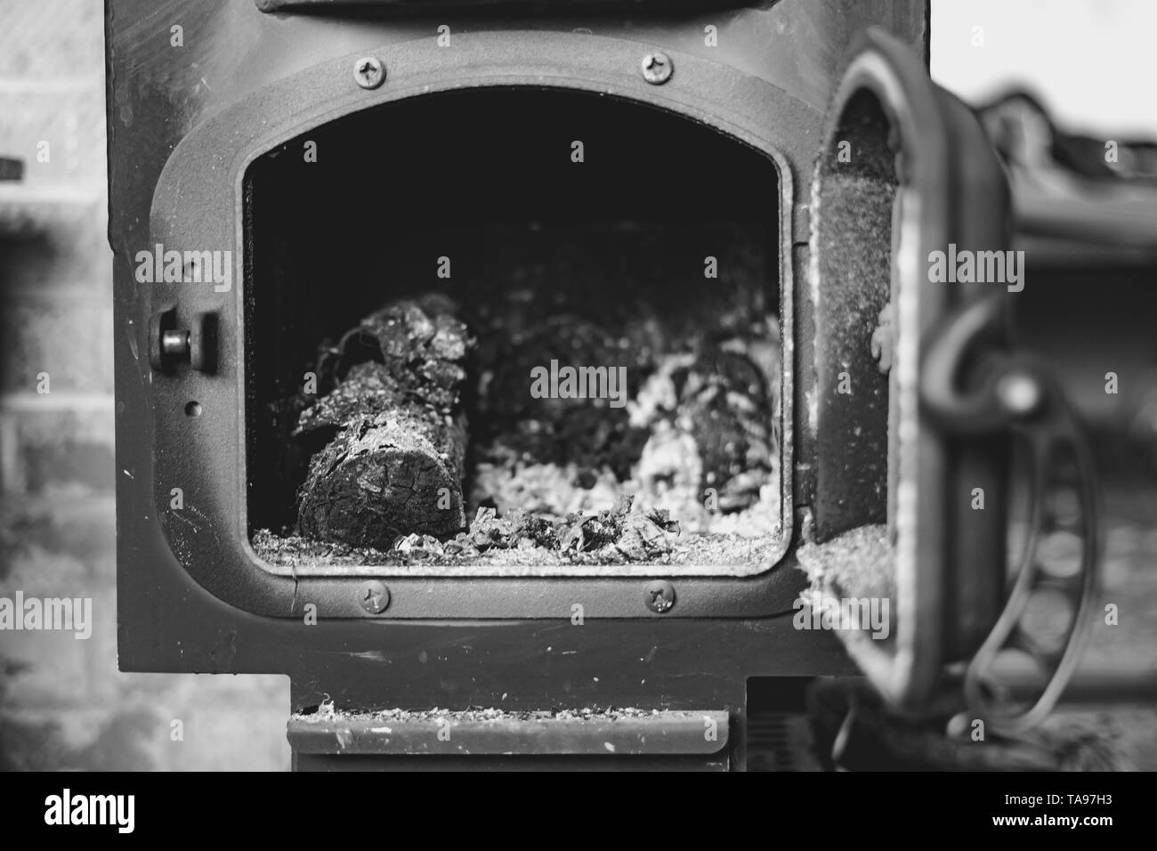 Grigio cenere dal legno bruciato nel vecchio forno ceneri e ceneri Foto Stock