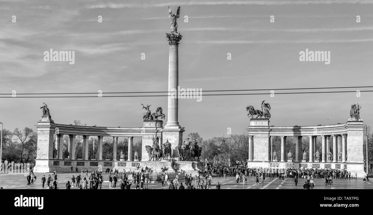 BUDAPEST - MARZO 30, 2019: turisti di visitare Piazza degli Eroi in un pomeriggio soleggiato, vista da un bus in movimento Foto Stock