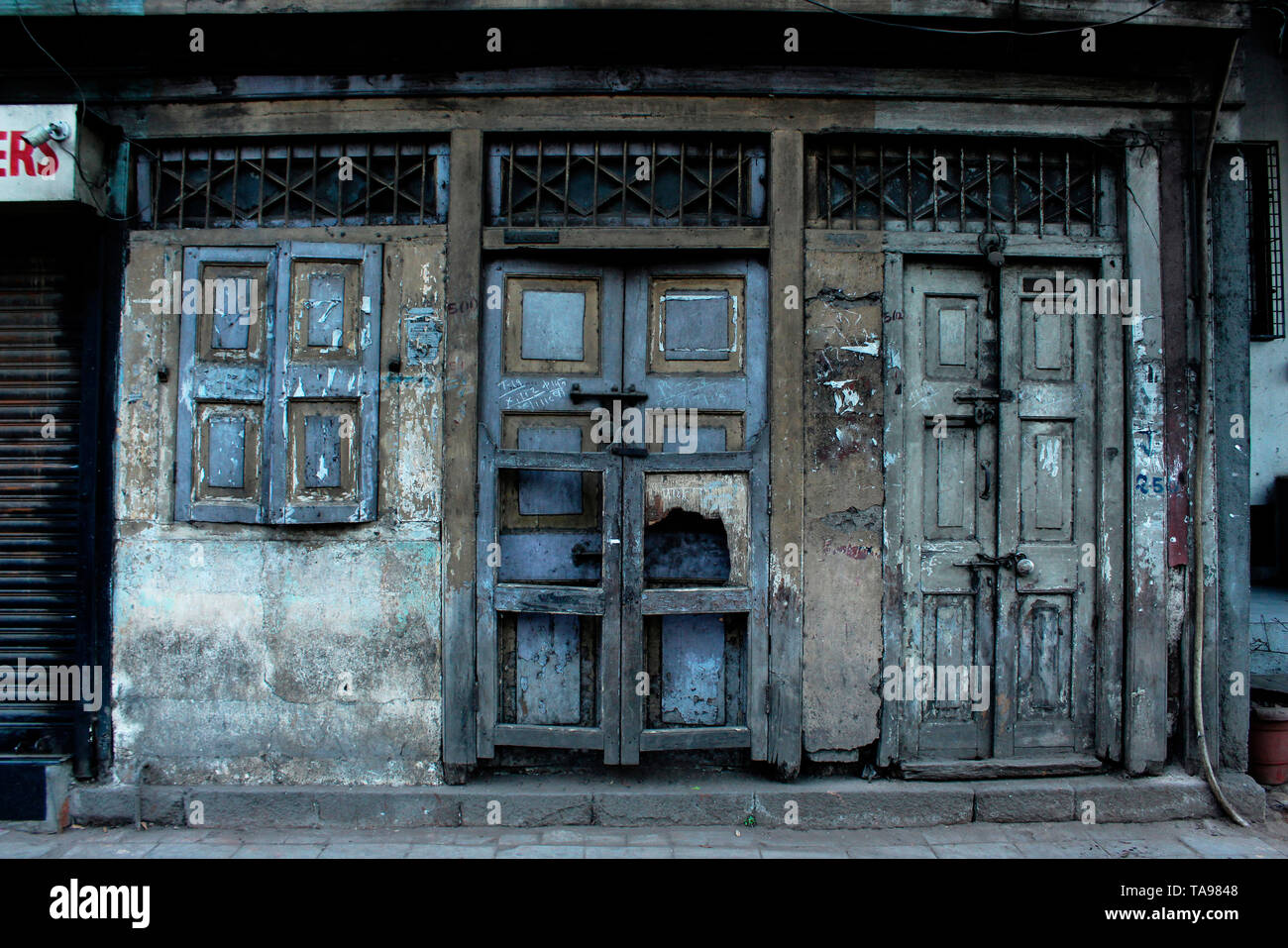 Vecchia casa porte con serratura, Pune, Maharashtra. Foto Stock
