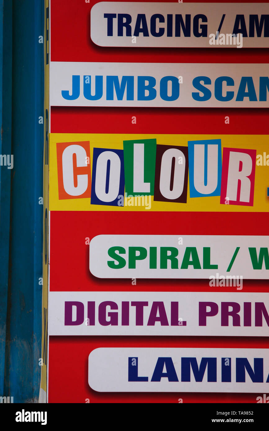 La stampa digitale banner in diversi colori. Foto Stock