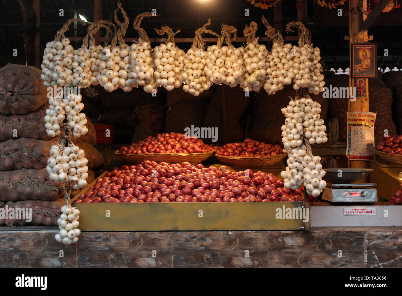 Onion per la vendita, il Mahatma Phule Mandai di Pune, Maharashtra, India. Foto Stock