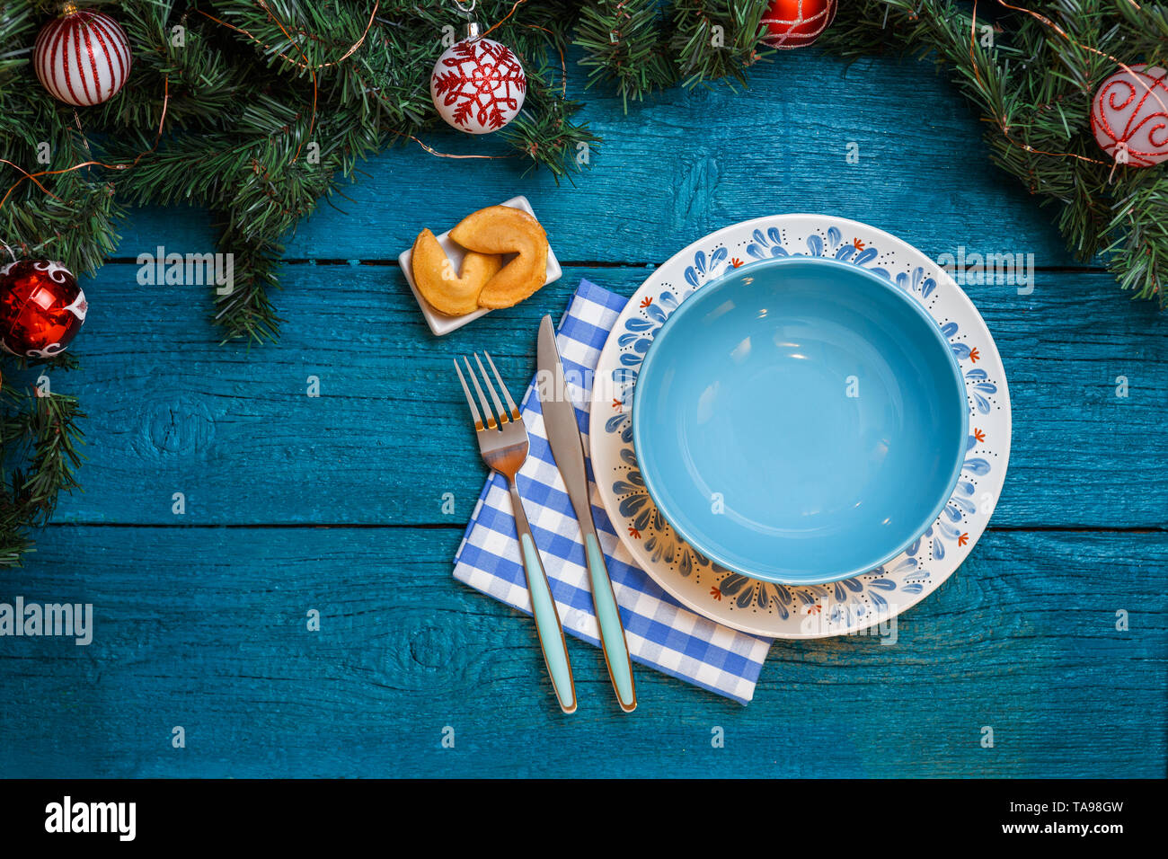 Foto del nuovo anno dei rami di abete, i cookie con predizione, placchette, bacchette per sushi Foto Stock