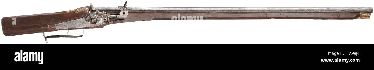 Un militare tedesco fucile wheellock, circa 1600, utilizzando le vecchie parti ottomana ottagonale Damasco canna con nove-scanalatura ad anima rigata in 14 mm di calibro con siti di interesse fisso. Tagliare wheellock con ruota esterna. Legno scuro stock completo con tabacchiera (guardia, la bacchetta di caricamento e intarsi di osso sostituito). Lunghezza 142 cm. Provenienza: Fronsberg Castello, Stiria. storica, storica, spalla braccio, armi, armi, arma, il braccio militare, militaria, l'arma da fuoco, il fuoco del braccio pistola, armi da fuoco, armi, pistole, armi, armi, armi, armi, oggetto, gli oggetti alambicchi, clipping, clippings, c, Additional-Rights-Clearance-Info-Not-Available Foto Stock