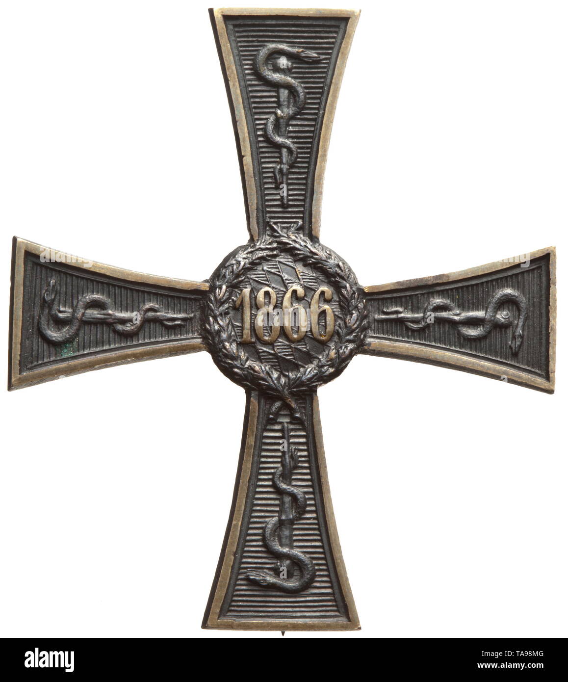 Un badge commemorativa per il meritorio successi nella guerra anno 1866 (Medico) trasversale sottile, annerito croce di bronzo con bordi lucidi e anno cypher '1866'. In quasi mai indossato condizioni straordinarie, sull'originale sottile perno di attacco. Larghezza 46,3 mm. Peso 19 g. Questo distintivo di onore è stato assegnato ai medici civili che è accorso per fornire assistenza ed è stato consegnato al ministero della guerra per il bronzo ware manifattura di Hörner cristiana a Monaco di Baviera. Un totale di 359 premi sono stati realizzati. Poiché il badge "senza ribbon" non era popolare fra awar, Additional-Rights-Clearance-Info-Not-Available Foto Stock