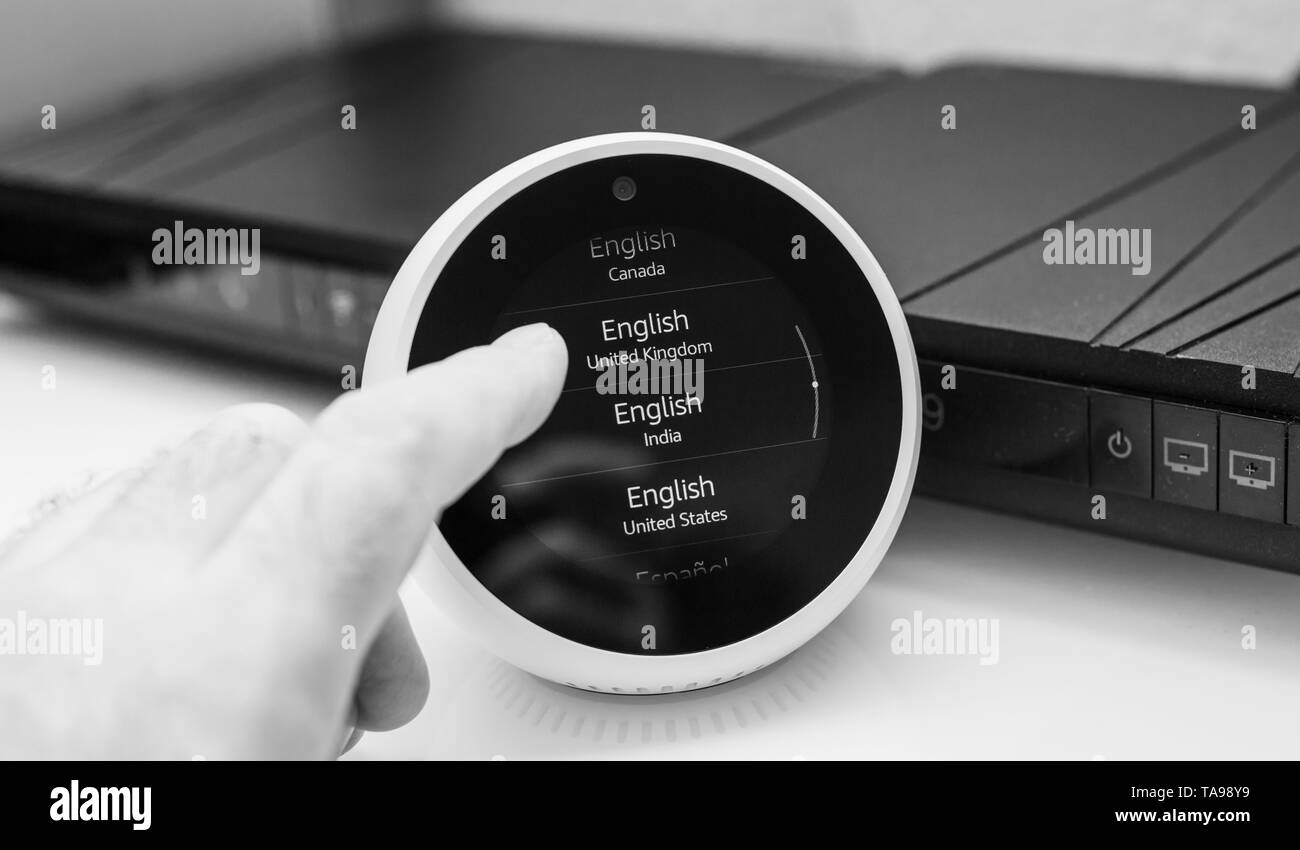 Parigi, Francia - Apr 28, 2019: installazione del nuovo Amazon Echo con personal assistant Alexa con display di grandi dimensioni la marca di altoparlanti intelligente sviluppato da Amazon - dito selezionare più lingue Foto Stock