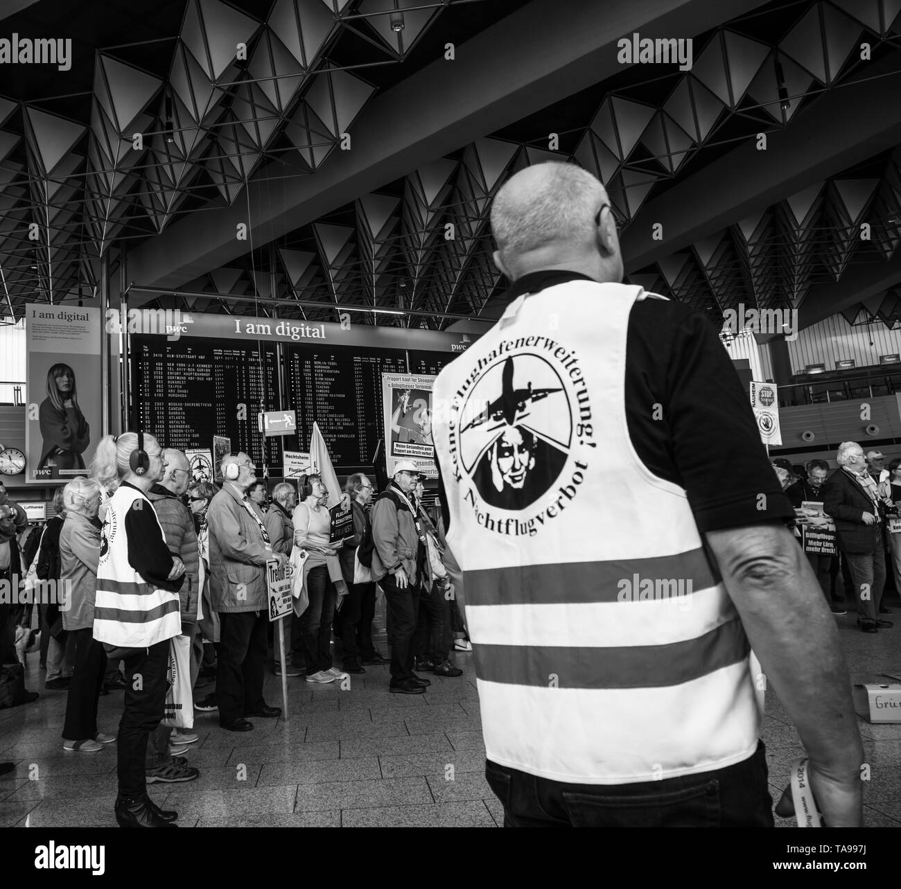 Francoforte, Germania - Apr 29, 2019: popolo tedesco, abitanti vivono nelle vicinanze Fraport Francoforte Aeroporto internazionale di protesta contro la costruzione del Terminal 3 - immagine in bianco e nero Foto Stock