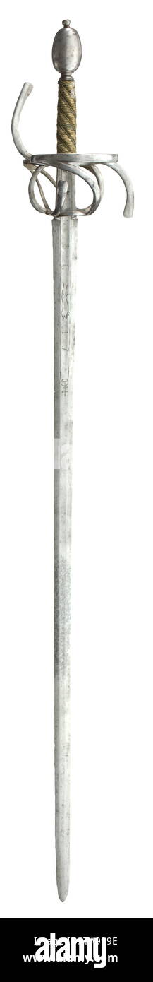 Un militare tedesco spada, presumibilmente Solingen, datata 1617, pesanti a doppio taglio lama appiattita di sezione esagonale, il quarto superiore con bassa gualchiere su entrambi i lati. Passau wolf contrassegnare con data '1617' incisa su entrambi i lati. Il ricasso con marchio ha colpito su un lato. Il ferro fuso a snodo-bow elsa con S-quillons sagomato e barre piatte. Grip originale con riccamente avvolto il filo in ottone e bande ammenda Turk di testa. Pomo ovale con nervature laterali. Lunghezza 109,5 cm. storica, storica, spada, spade, armi, armi, arma, braccio, dispositivo di combattimento, militare, mi, Additional-Rights-Clearance-Info-Not-Available Foto Stock