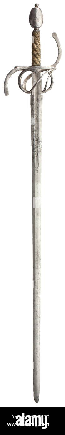 Un militare tedesco spada, presumibilmente Solingen, datata 1617, pesanti a doppio taglio lama appiattita di sezione esagonale, il quarto superiore con bassa gualchiere su entrambi i lati. Passau wolf contrassegnare con data '1617' incisa su entrambi i lati. Il ricasso con marchio ha colpito su un lato. Il ferro fuso a snodo-bow elsa con S-quillons sagomato e barre piatte. Grip originale con riccamente avvolto il filo in ottone e bande ammenda Turk di testa. Pomo ovale con nervature laterali. Lunghezza 109,5 cm. storica, storica, spada, spade, armi, armi, arma, braccio, dispositivo di combattimento, militare, mi, Additional-Rights-Clearance-Info-Not-Available Foto Stock