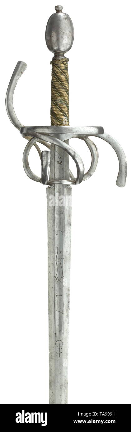 Un militare tedesco spada, presumibilmente Solingen, datata 1617, pesanti a doppio taglio lama appiattita di sezione esagonale, il quarto superiore con bassa gualchiere su entrambi i lati. Passau wolf contrassegnare con data '1617' incisa su entrambi i lati. Il ricasso con marchio ha colpito su un lato. Il ferro fuso a snodo-bow elsa con S-quillons sagomato e barre piatte. Grip originale con riccamente avvolto il filo in ottone e bande ammenda Turk di testa. Pomo ovale con nervature laterali. Lunghezza 109,5 cm. storica, storica, spada, spade, armi, armi, arma, braccio, dispositivo di combattimento, militare, mi, Additional-Rights-Clearance-Info-Not-Available Foto Stock