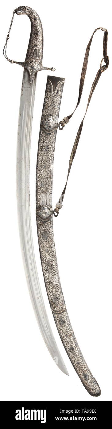 Un significativo russo/Daghestanian argento-montato sabre, circa 1910 singola lama a bordo con numerose gualchiere su entrambi i lati. Impugnatura e fodero in legno con splendidamente inciso, nielloed, cordone-orlato supporti d'argento, due d'argento degli anelli di sospensione. La sciabola appendiabiti con tracce di età. Quillons con due riparazioni. Condizione di squisita e di splendida fattura. Lunghezza 85 cm. Rare. storica, storica del xx secolo, Additional-Rights-Clearance-Info-Not-Available Foto Stock
