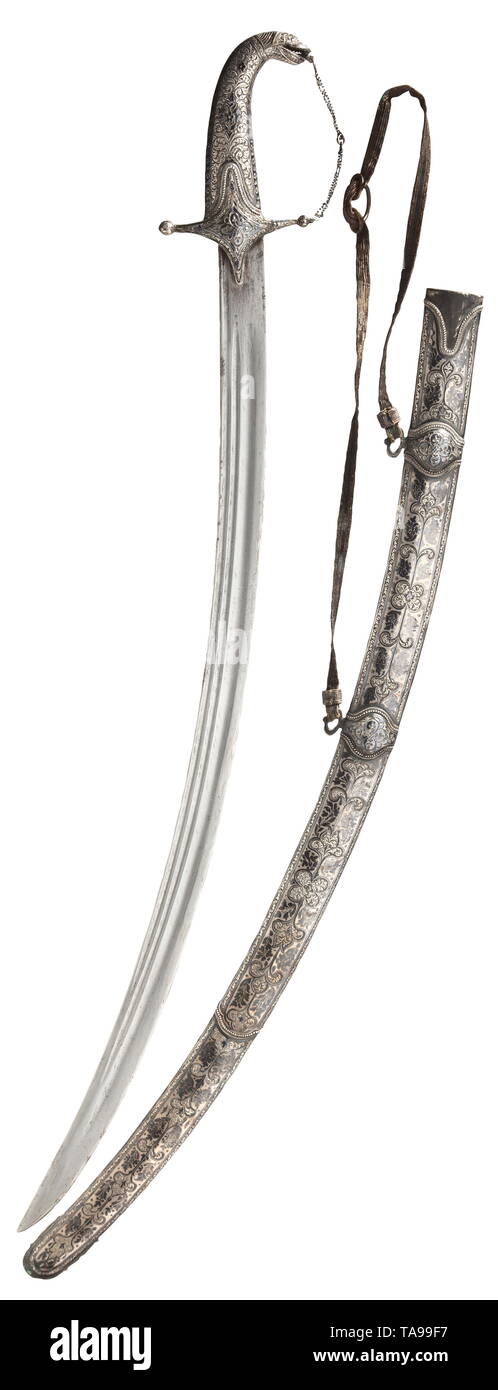 Un significativo russo/Daghestanian argento-montato sabre, circa 1910 singola lama a bordo con numerose gualchiere su entrambi i lati. Impugnatura e fodero in legno con splendidamente inciso, nielloed, cordone-orlato supporti d'argento, due d'argento degli anelli di sospensione. La sciabola appendiabiti con tracce di età. Quillons con due riparazioni. Condizione di squisita e di splendida fattura. Lunghezza 85 cm. Rare. storica, storica del xx secolo, Additional-Rights-Clearance-Info-Not-Available Foto Stock