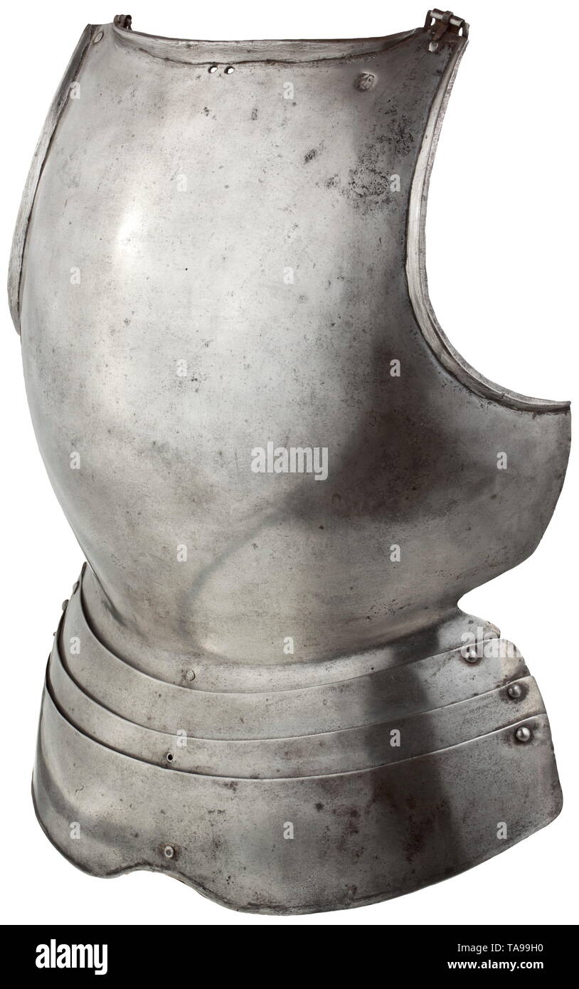 Un pettorale di globose modulo per un uomo d armi, Norimberga, circa 1500/1510 distintamente pettorale curvo con flange angolare colpito verso l'esterno. Il bordo superiore con doppia perforazione, Norimberga prova mark colpito sulla destra. Dotato di mantello originale di tre lames, quello inferiore con una cordata bordo. Originale di fibbie di ferro sulle spalle. Altezza 51 cm. Raro, inizio pettorale per un uomo d armi in eccellenti condizioni originali. Pezzi simili sono visualizzati, tra gli altri, nella collezione del Monaco di Baviera armeria. storica, storica, bracci difensivo, , Additional-Rights-Clearance-Info-Not-Available Foto Stock