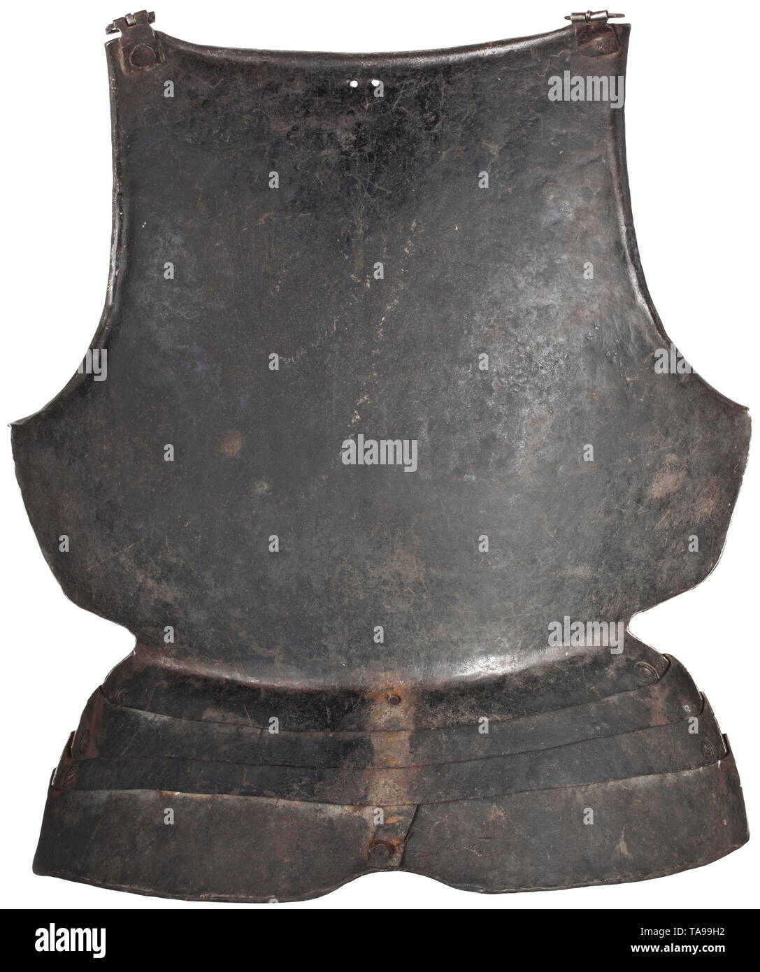 Un pettorale di globose modulo per un uomo d armi, Norimberga, circa 1500/1510 distintamente pettorale curvo con flange angolare colpito verso l'esterno. Il bordo superiore con doppia perforazione, Norimberga prova mark colpito sulla destra. Dotato di mantello originale di tre lames, quello inferiore con una cordata bordo. Originale di fibbie di ferro sulle spalle. Altezza 51 cm. Raro, inizio pettorale per un uomo d armi in eccellenti condizioni originali. Pezzi simili sono visualizzati, tra gli altri, nella collezione del Monaco di Baviera armeria. storica, storica, bracci difensivo, , Additional-Rights-Clearance-Info-Not-Available Foto Stock