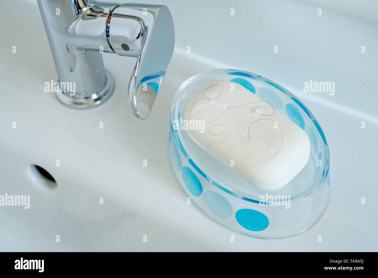 I peli pubici su di una barra di sapone. Off la messa e disgustoso. Foto Stock
