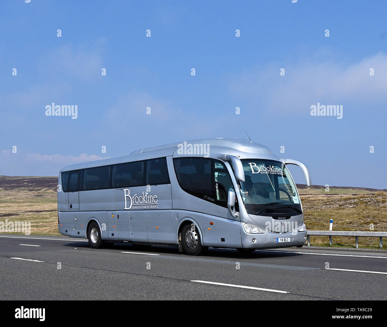 Brookline qualità Autobus motorcoach. Autostrada M6, in direzione sud, Shap, Cumbria, England, Regno Unito, Europa. Foto Stock