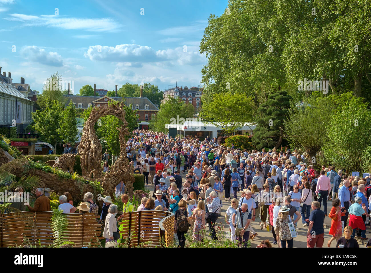 Londra, Regno Unito - 22 Maggio 2019: RHS Chelsea Flower Show, folle di visitatori si dirigono verso i giardini e le aree ristoro. Foto Stock