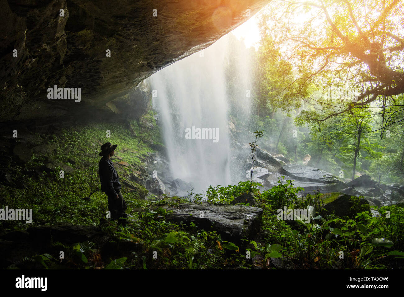 Jungle beautiful waterfall Mountain river stream - Landscape waterfall front of the cave with Trekking man in green forest nature plant tree rainfores Foto Stock