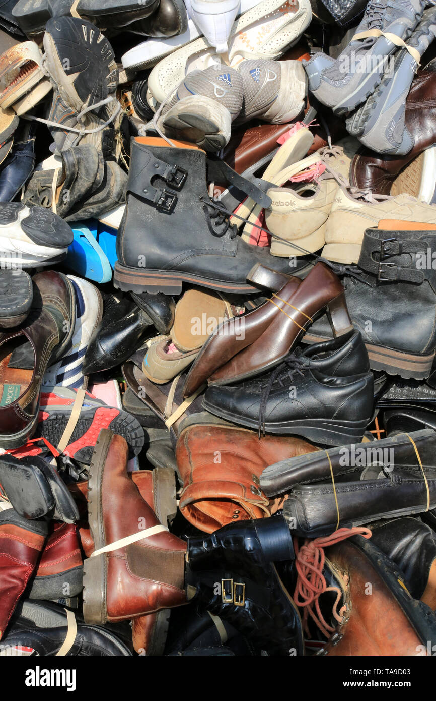 Pyramide de chaussures. Handicap International. Foto Stock