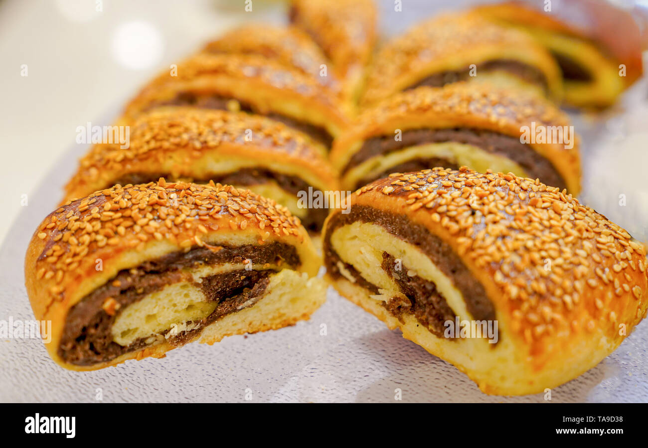 Fette di molti turchi coregi ay (croissant) con cacao al cioccolato Foto Stock