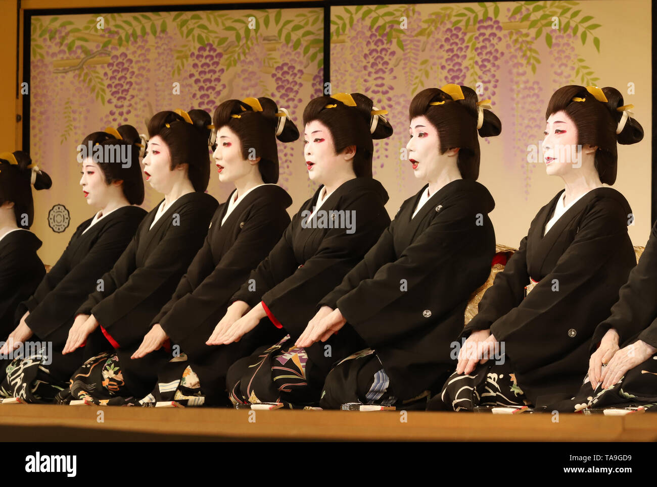 Tokyo, Giappone. 22 Maggio, 2019. Giappone della geisha eseguire giapponese di danze tradizionali e drammi per la 95th Azuma annuale ballo di Odori prestazioni a loro prove abito a Shimbashi Enbujo Theatre di Tokyo il mercoledì 22 maggio, 2019. La Geisha si esibiranno quattro-giorno, 10 spettacoli dal 23 maggio attraverso 26. Credito: Yoshio Tsunoda/AFLO/Alamy Live News Foto Stock