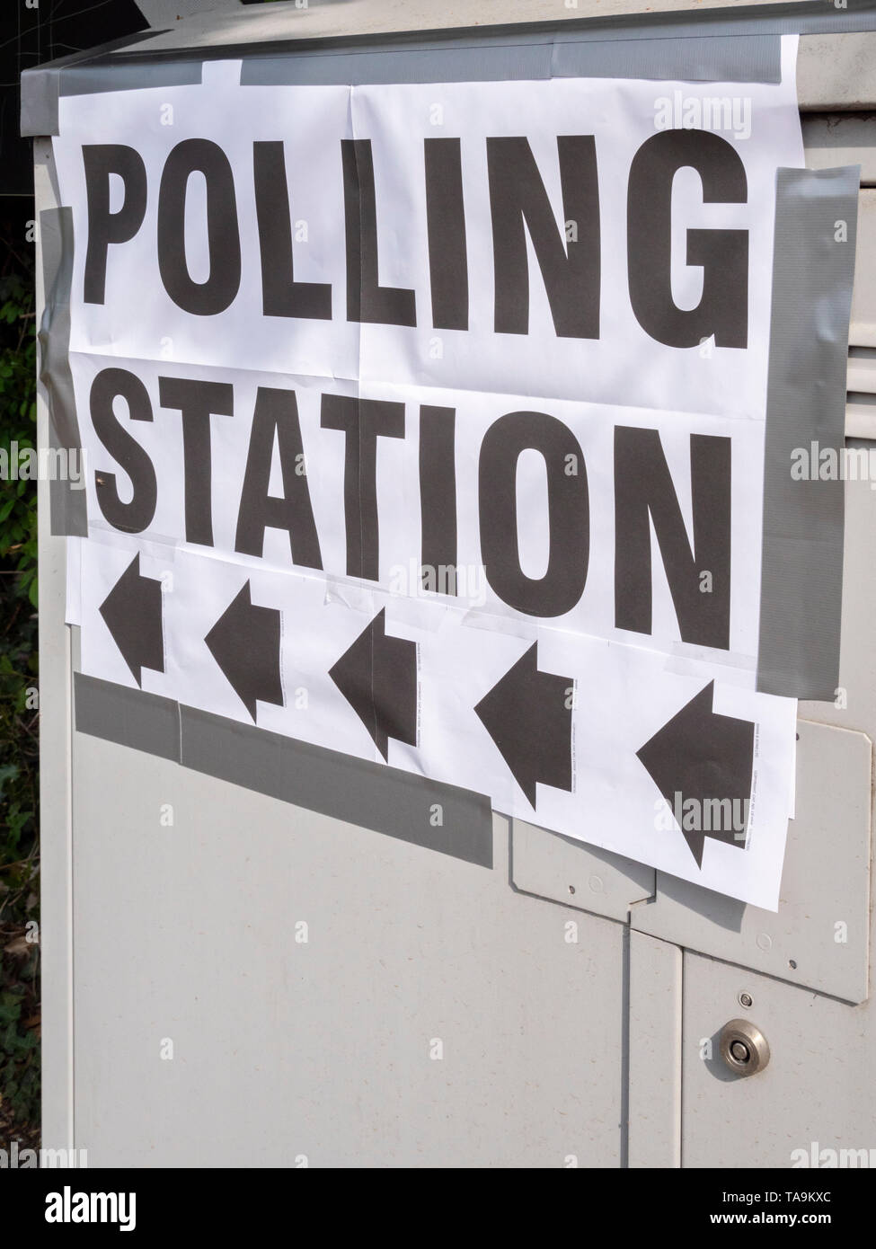 Willingham Cambridgeshire, Regno Unito. 23 Maggio, 2019. La votazione si svolga in occasione delle elezioni europee in un villaggio appena fuori Cambridge all'Plowman's Hall, una comunità locale centro. La zona di Cambridge ha votato per rimanere eseguire il referendum Brexit. Credito: Julian Eales/Alamy Live News Foto Stock