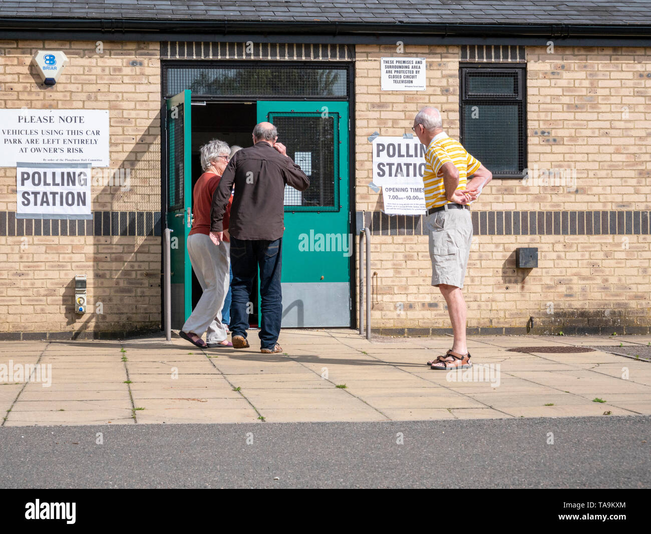 Willingham Cambridgeshire, Regno Unito. 23 Maggio, 2019. La votazione si svolga in occasione delle elezioni europee in un villaggio appena fuori Cambridge all'Plowman's Hall, una comunità locale centro. La zona di Cambridge ha votato per rimanere eseguire il referendum Brexit. Credito: Julian Eales/Alamy Live News Foto Stock