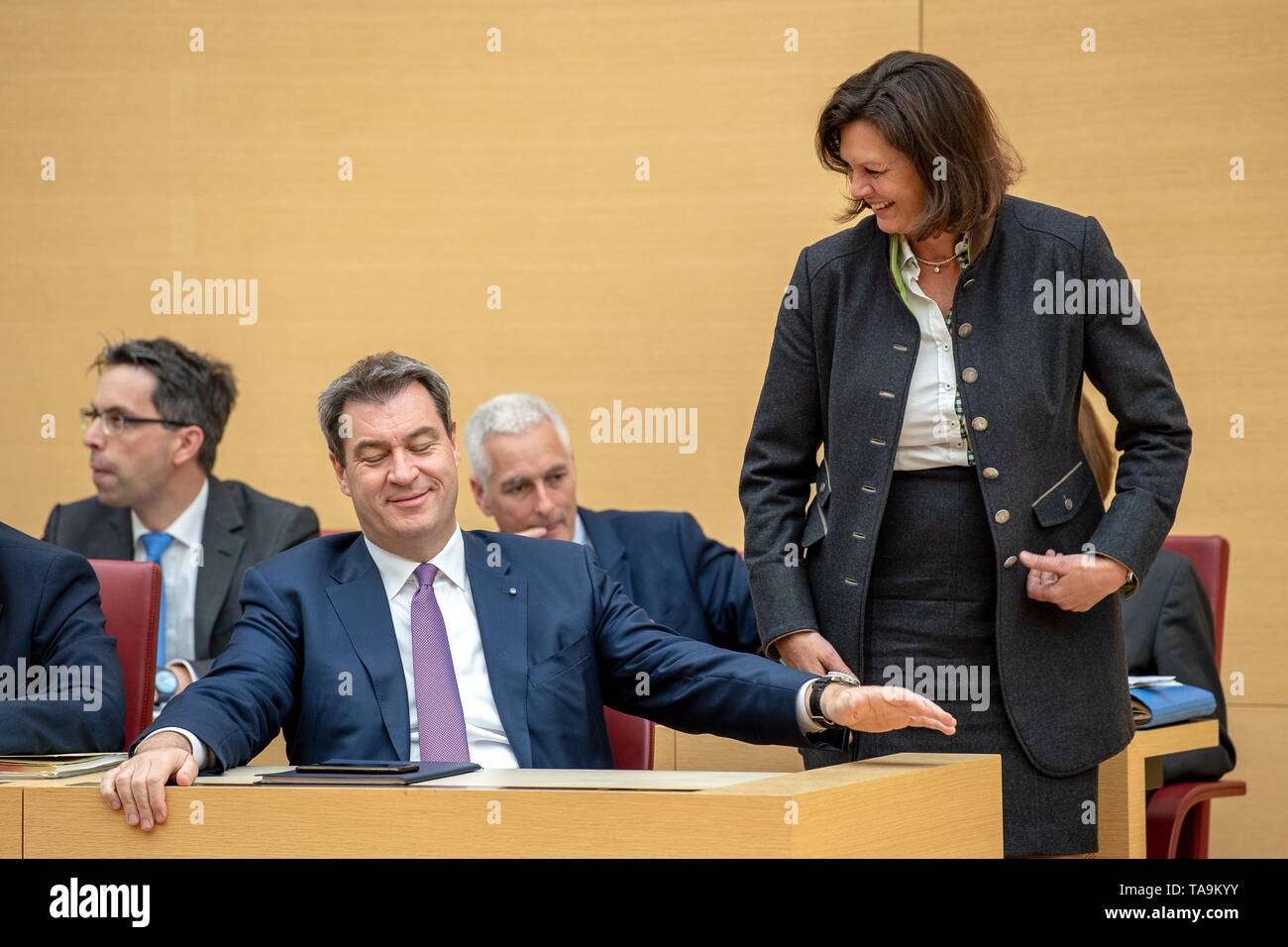 Monaco di Baviera, Germania. 23 Maggio, 2019. Markus Söder (CSU, la seconda da sinistra), il Primo Ministro della Baviera, colloqui con lse Aigner (CSU, r), Presidente del Parlamento Bavarese, durante lo stato di sessione del Parlamento europeo. Durante la sessione, i deputati al Parlamento europeo sarà in discussione anche le prossime elezioni europee. Credito: Sina Schuldt/dpa/Alamy Live News Foto Stock