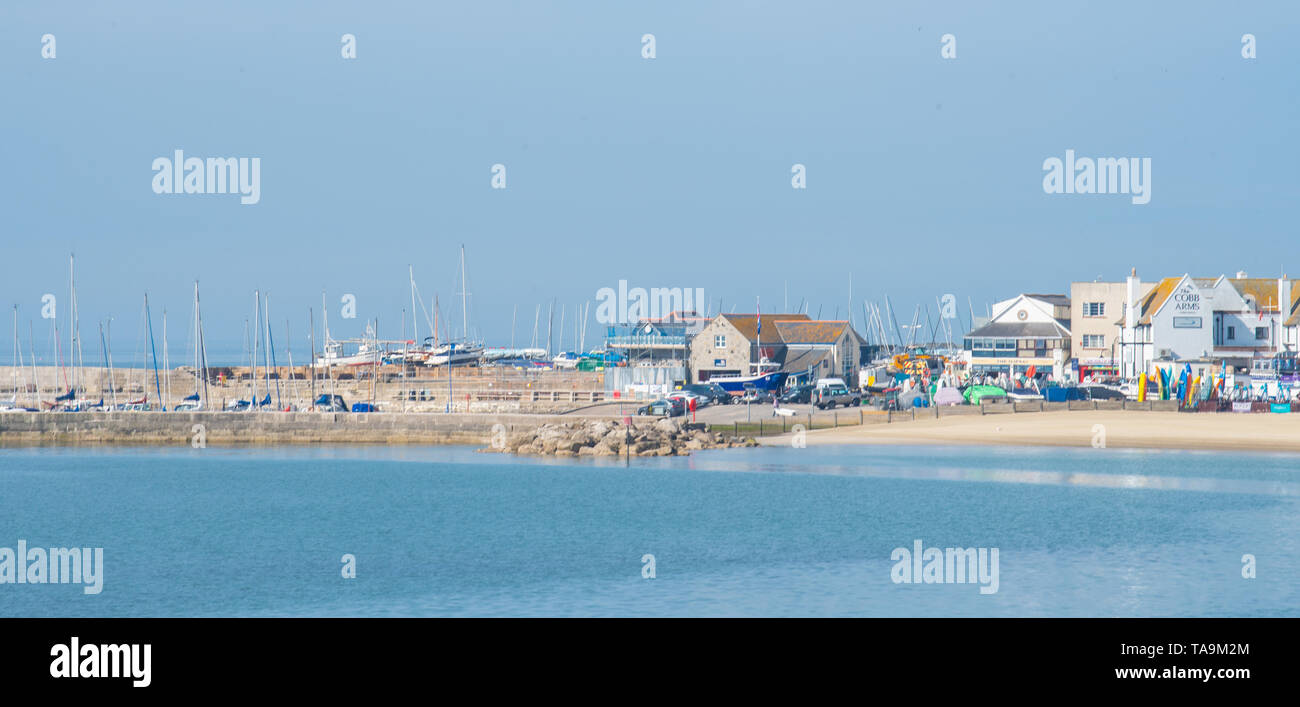 Lyme Regis, Dorset, Regno Unito. Il 23 maggio 2019. Regno Unito: Meteo una gloriosa mattina presso la pittoresca spiaggia della località balneare di Lyme Regis. Il popolare resort è calmo e tranquillo oggi in vista delle prossime vacanze di maggio. Folle di visitatori sono attesi al gregge per la famosa spiaggia di La prossima settimana a crogiolarvi nel mite clima che è stato meteo di tutta la costa sud dell'Inghilterra. Credito: Celia McMahon/Alamy Live News. Foto Stock