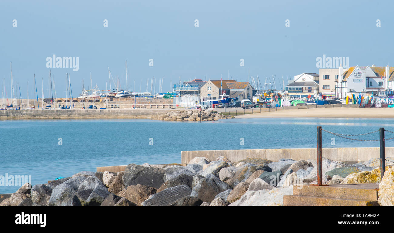 Lyme Regis, Dorset, Regno Unito. Il 23 maggio 2019. Regno Unito: Meteo una gloriosa mattina presso la pittoresca spiaggia della località balneare di Lyme Regis. Il popolare resort è calmo e tranquillo oggi in vista delle prossime vacanze di maggio. Folle di visitatori sono attesi al gregge per la famosa spiaggia di La prossima settimana a crogiolarvi nel mite clima che è stato meteo di tutta la costa sud dell'Inghilterra. Credito: Celia McMahon/Alamy Live News. Foto Stock