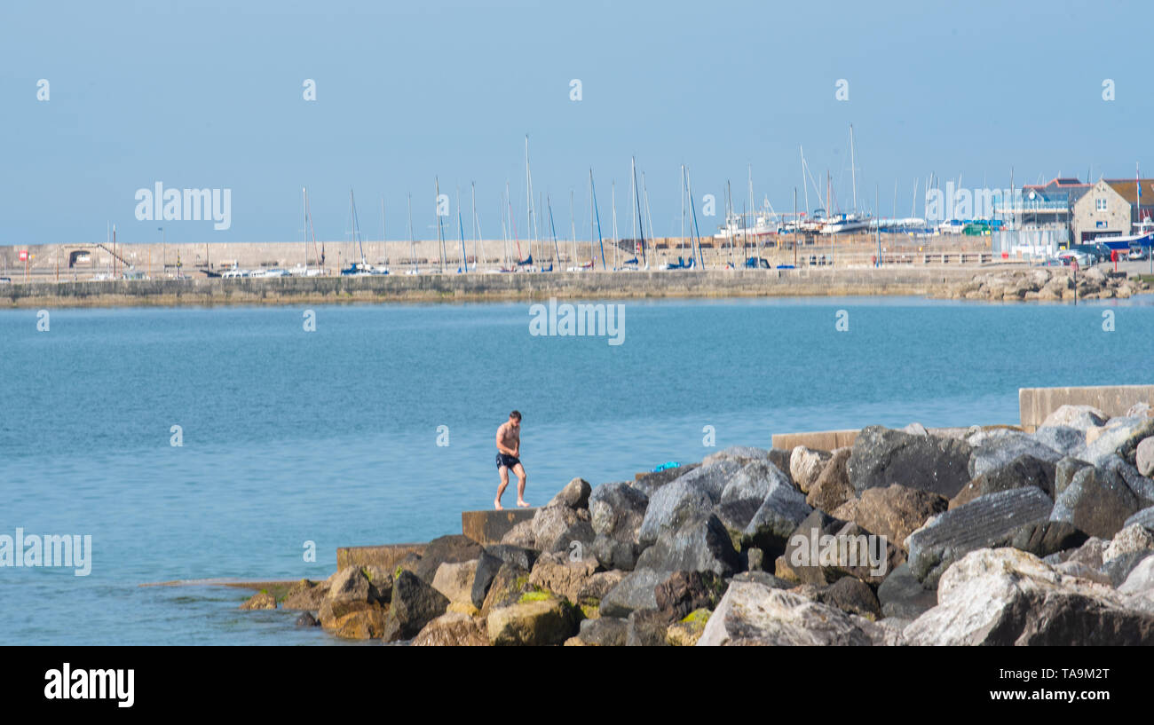 Lyme Regis, Dorset, Regno Unito. Il 23 maggio 2019. Regno Unito: Meteo una gloriosa mattina presso la pittoresca spiaggia della località balneare di Lyme Regis. Il popolare resort è calmo e tranquillo oggi in vista delle prossime vacanze di maggio. Folle di visitatori sono attesi al gregge per la famosa spiaggia di La prossima settimana a crogiolarvi nel mite clima che è stato meteo di tutta la costa sud dell'Inghilterra. Credito: Celia McMahon/Alamy Live News. Foto Stock
