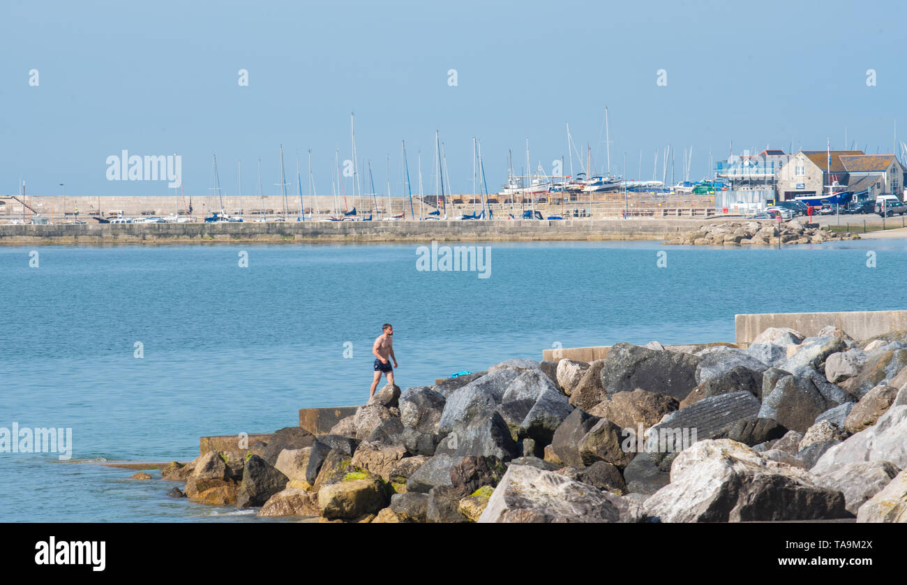 Lyme Regis, Dorset, Regno Unito. Il 23 maggio 2019. Regno Unito: Meteo una gloriosa mattina presso la pittoresca spiaggia della località balneare di Lyme Regis. Il popolare resort è calmo e tranquillo oggi in vista delle prossime vacanze di maggio. Folle di visitatori sono attesi al gregge per la famosa spiaggia di La prossima settimana a crogiolarvi nel mite clima che è stato meteo di tutta la costa sud dell'Inghilterra. Credito: Celia McMahon/Alamy Live News. Foto Stock