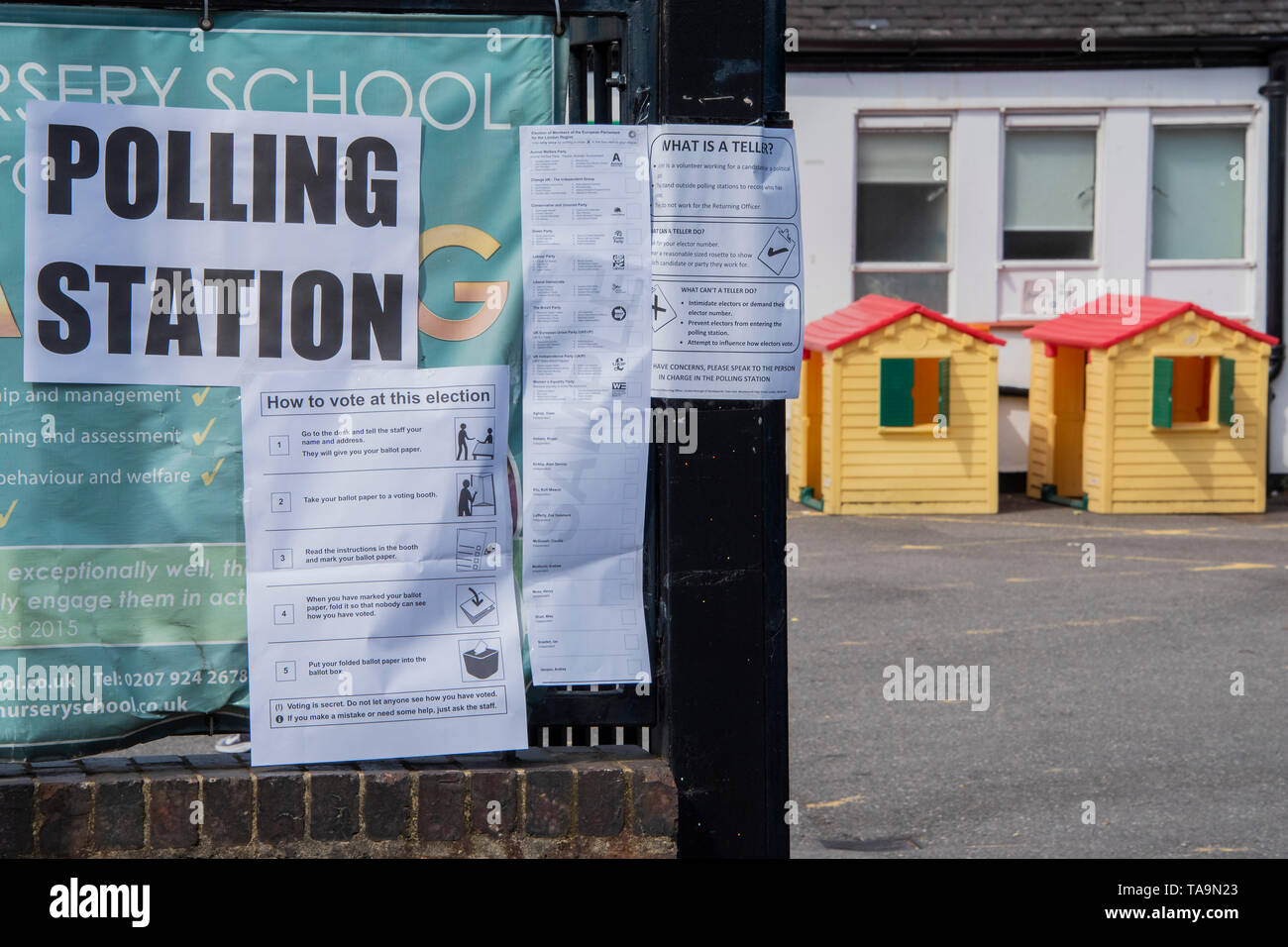 Battersea, Londra, Regno Unito. Il 23 maggio 2019. Votare per il Parlamento europeo ai seggi elettorali in scuole materne in Battersea, Londra SW. Credito: Guy Bell/Alamy Live News Foto Stock