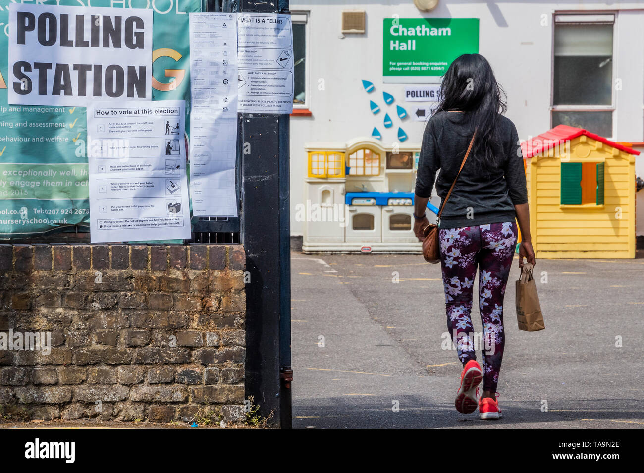 Battersea, Londra, Regno Unito. Il 23 maggio 2019. Votare per il Parlamento europeo ai seggi elettorali in scuole materne in Battersea, Londra SW. Credito: Guy Bell/Alamy Live News Foto Stock