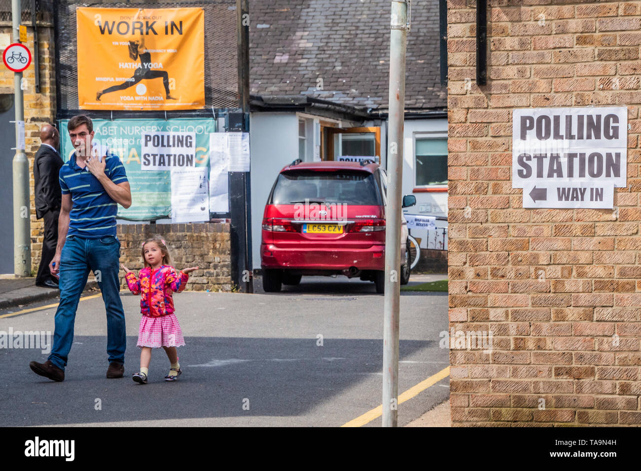 Battersea, Londra, Regno Unito. Il 23 maggio 2019. Votare per il Parlamento europeo ai seggi elettorali in scuole materne in Battersea, Londra SW. Credito: Guy Bell/Alamy Live News Foto Stock