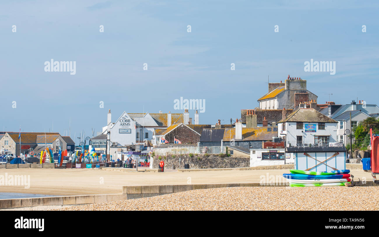 Lyme Regis, Dorset, Regno Unito. Il 23 maggio 2019. Regno Unito: Meteo una gloriosa mattina presso la pittoresca spiaggia della località balneare di Lyme Regis. Il popolare resort è calmo e tranquillo oggi in vista delle prossime vacanze di maggio. Folle di visitatori sono attesi al gregge per la famosa spiaggia di La prossima settimana a crogiolarvi nel mite clima che è stato meteo di tutta la costa sud dell'Inghilterra. Credito: Celia McMahon/Alamy Live News. Foto Stock
