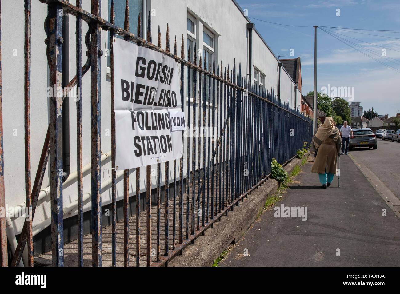 Cardiff Wales, Regno Unito, 23 maggio 2019. Una donna entra in una stazione di polling a San Paolo Comunità Hall di Grangetown, Cardiff, la mattina delle elezioni europee. Credito: Mark Hawkins/Alamy Live News Foto Stock