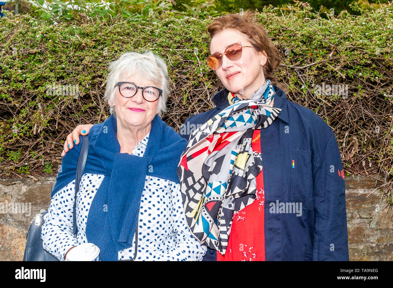 Schull, West Cork, Irlanda. 23 Maggio, 2019. Committments star Maria Doyle Kennedy, che ha giocato il sostegno cantante Natalie Murphy nel film, è in Schull oggi per la Fastnet Film Festival. Lei è raffigurato con il direttore di pezzo fuso, Ros Hubbard. Credito: Andy Gibson/Alamy Live News. Foto Stock