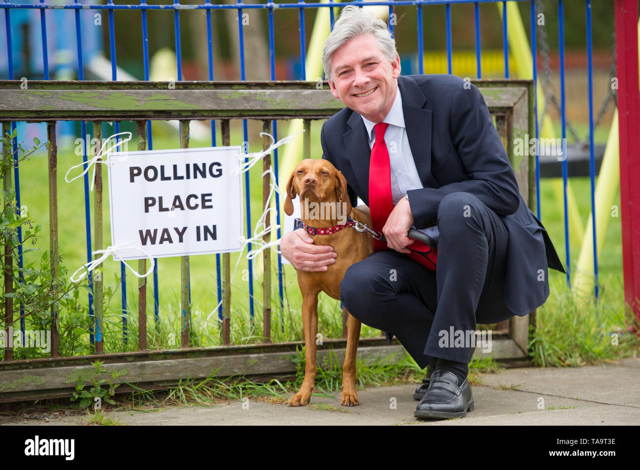 Ralston, Paisley, Regno Unito. 23 maggio 2019. Scottish leader laburista, Richard Leonard visita un locale stazione di polling durante la giornata elettorale per le elezioni europee. Credito: Colin Fisher/Alamy Live News Foto Stock