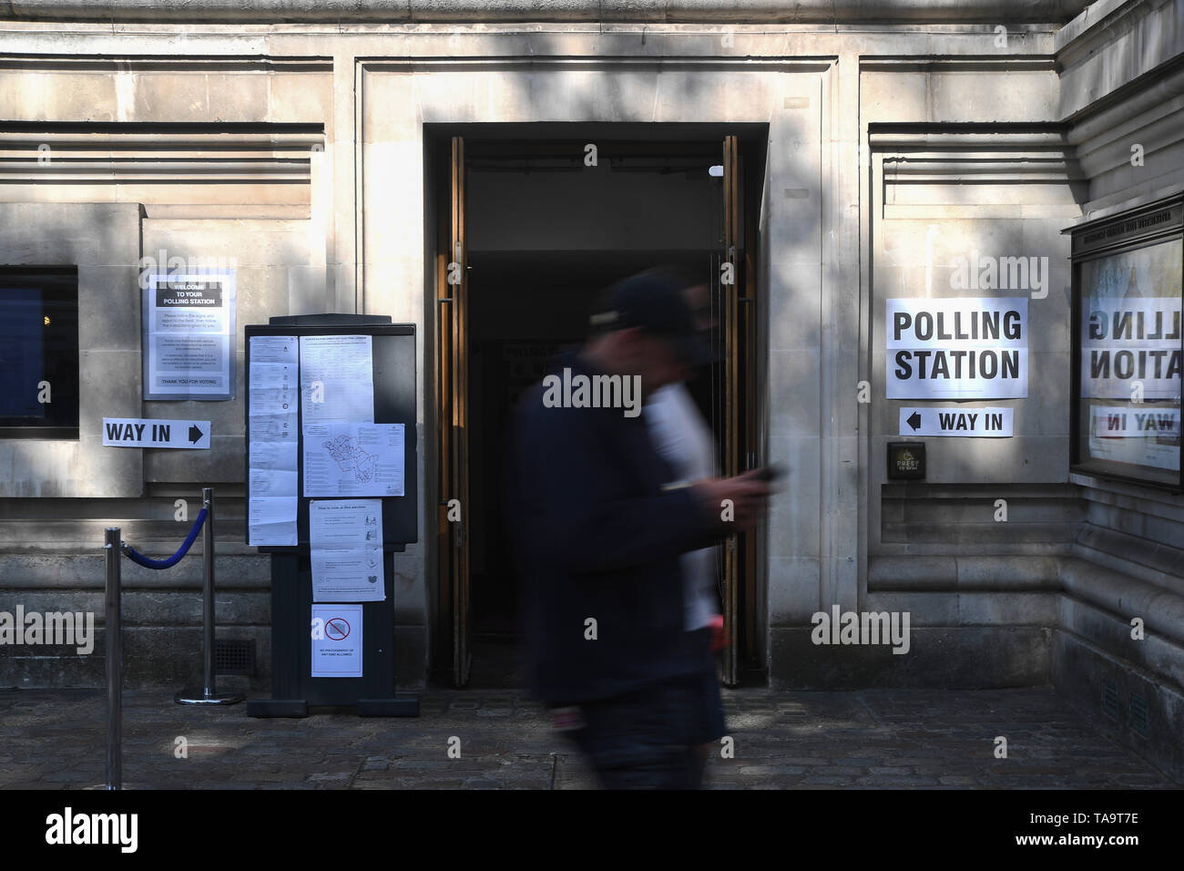 Londra, Gran Bretagna. 23 Maggio, 2019. La gente a piedi passato un seggio in London, Gran Bretagna, il 23 maggio 2019. Gli elettori in tutta la Gran Bretagna votare giovedì per le elezioni del Parlamento europeo come è ampiamente previsto che Brexit Party avrà una derivazione. Credito: Alberto Pezzali/Xinhua/Alamy Live News Foto Stock