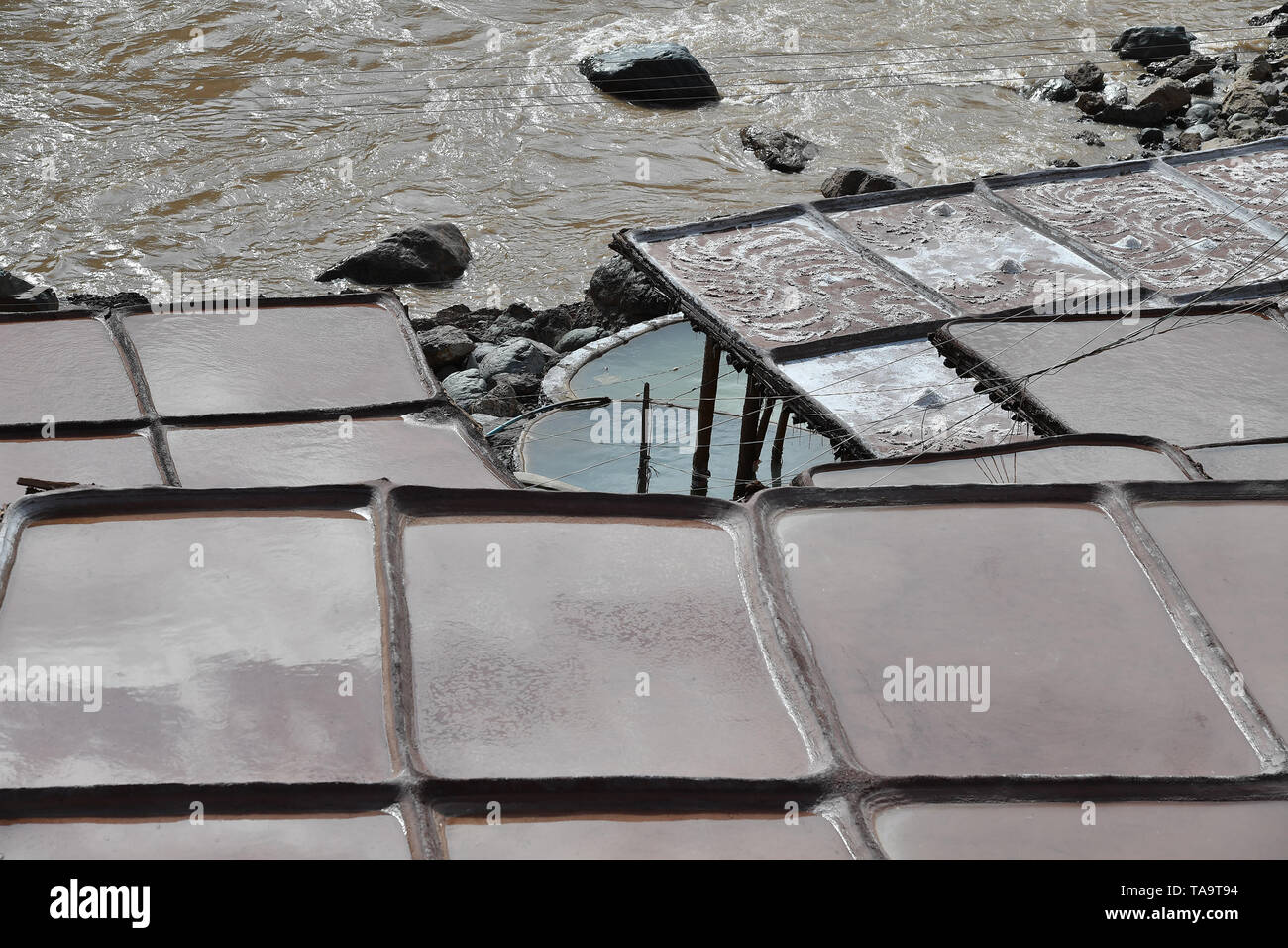 Lhasa, la Cina della regione autonoma del Tibet. 22 Maggio, 2019. Foto aerea mostra i campi di soluzione salina in Mangkam County, a sud-ovest della Cina di regione autonoma del Tibet, 22 maggio 2019. Un antica tecnica di produzione di sale poiché la Dinastia Tang (618-907) è ben conservato nella contea di Mangkam. La popolazione locale seguire un sale metodo di raccolta mediante la raccolta di soluzioni saline dalle miniere di sale e di stagni e li evaporando al sole fino a quando il processo di cristallizzazione. Credito: Li Xin/Xinhua/Alamy Live News Foto Stock