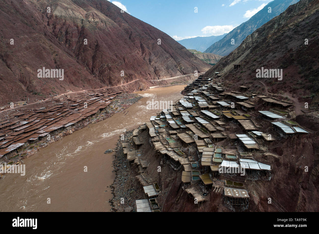 Lhasa, la Cina della regione autonoma del Tibet. 22 Maggio, 2019. Foto aerea mostra i campi di soluzione salina in Mangkam County, a sud-ovest della Cina di regione autonoma del Tibet, 22 maggio 2019. Un antica tecnica di produzione di sale poiché la Dinastia Tang (618-907) è ben conservato nella contea di Mangkam. La popolazione locale seguire un sale metodo di raccolta mediante la raccolta di soluzioni saline dalle miniere di sale e di stagni e li evaporando al sole fino a quando il processo di cristallizzazione. Credito: Li Xin/Xinhua/Alamy Live News Foto Stock