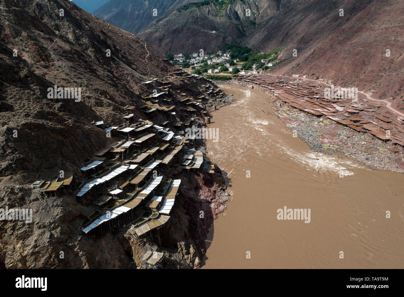 Lhasa, la Cina della regione autonoma del Tibet. 22 Maggio, 2019. Foto aerea mostra i campi di soluzione salina in Mangkam County, a sud-ovest della Cina di regione autonoma del Tibet, 22 maggio 2019. Un antica tecnica di produzione di sale poiché la Dinastia Tang (618-907) è ben conservato nella contea di Mangkam. La popolazione locale seguire un sale metodo di raccolta mediante la raccolta di soluzioni saline dalle miniere di sale e di stagni e li evaporando al sole fino a quando il processo di cristallizzazione. Credito: Li Xin/Xinhua/Alamy Live News Foto Stock