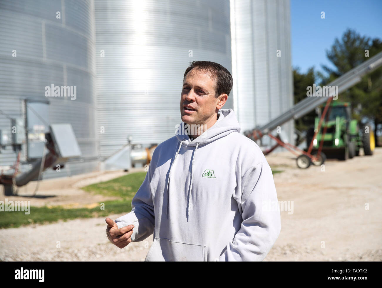 (190523) -- IOWA, 23 maggio 2019 (Xinhua) -- concessione Kimberley, direttore marketing di fagioli di soia Iowa Associazione, parla durante un'intervista con Xinhua in Maxwell, Iowa, gli Stati Uniti, 26 aprile 2019. Bill Pellett sa come azienda, ma come la maggior parte dei suoi coetanei in tutto il paese, il 71-anno-vecchio contadino si sente meno sicuri di ciò che egli avrebbe potuto ottenere da un nuovo anno di allevamento, come sembra che non ci sia una rapida risoluzione dell'anno-lunghe controversie commerciali fra gli Stati Uniti e la Cina. Per andare con 'Spotlight: leader negli Stati Uniti stato agricolo entra in una nuova stagione di raccolto nel mezzo di incertezza sul commercio p Foto Stock