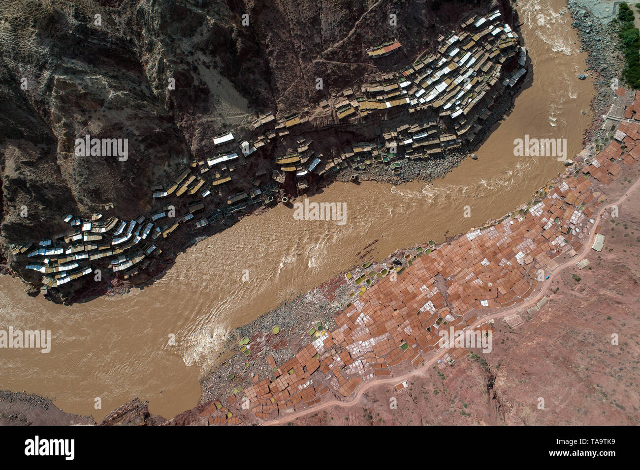 Lhasa, la Cina della regione autonoma del Tibet. 22 Maggio, 2019. Foto aerea mostra i campi di soluzione salina in Mangkam County, a sud-ovest della Cina di regione autonoma del Tibet, 22 maggio 2019. Un antica tecnica di produzione di sale poiché la Dinastia Tang (618-907) è ben conservato nella contea di Mangkam. La popolazione locale seguire un sale metodo di raccolta mediante la raccolta di soluzioni saline dalle miniere di sale e di stagni e li evaporando al sole fino a quando il processo di cristallizzazione. Credito: Li Xin/Xinhua/Alamy Live News Foto Stock